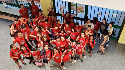 Alumnos de la Escuela de Verano de Cáritas Diocesana de Huelva posan durante una de las jornadas.