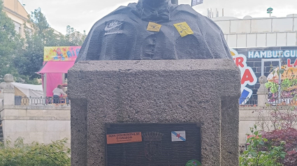 El busto de Fraga apareció cubierto con pegatinas "independentistas"