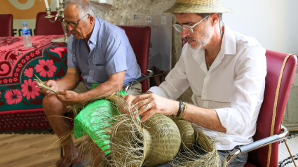 Dos hombres trabajando con esparto durante la presentación del Libro “Esparto vivo. Amor a un pueblo, a una tierra, a un paisaje”