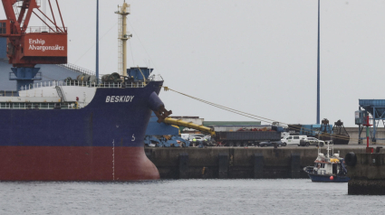 Dos trabajadores han fallecido y otros cuatro han resultado heridos al desplomarse dos grúas en el puerto gijonés de El Musel. En la imagen, la zona del accidente