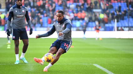 Victor Adeboyejo, jugador del Bolton, durante un partido.