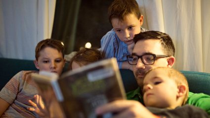 Familia leyendo