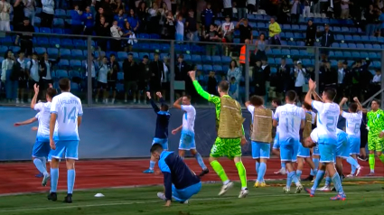 Los jugadores de San Marino celebran junto al público el triunfo ante Liechtenstein en la Liga de Naciones