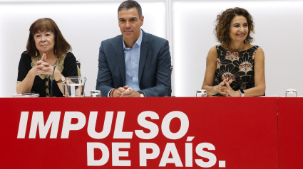 El líder socialista y presidente del Gobierno, Pedro Sánchez (c), la ministra de Hacienda María Jesús Montero y la presidenta del Partido Socialista Obrero Español Cristina Narbona