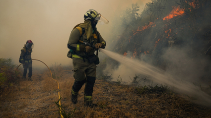 Agentes del equipo de Bomberos de Galicia trabajan durante un incendio en Crecente, Pontevedra