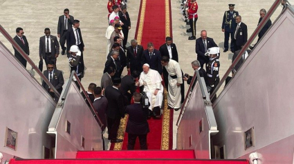 El Papa Francisco, antes de coger el avión para abandonar Indonesia y volar hacia Papua Nueva Guinea