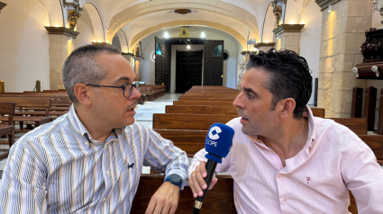 José Ángel Ayala entrevista a Miguel Ángel Peña, presidente de la Hermandad de Labradores Paso Azul en la Iglesia de San Francisco