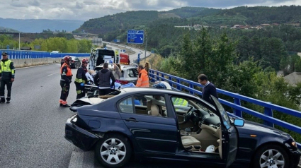 El coche se empotra contra la valla de protección del viaducto