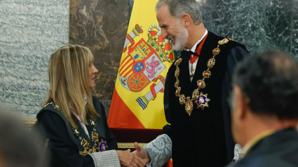 El Rey Felipe (d), y la presidenta del CGPJ Isabel Perelló