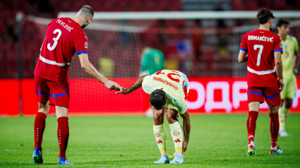 Mikel Oyarzabal se duele del tobillo durante el coche ante Serbia.