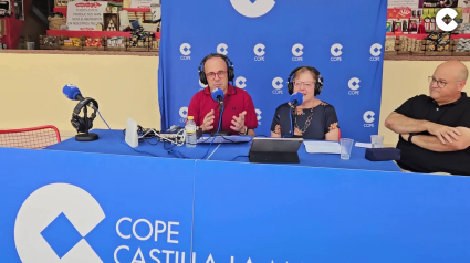 Con Miguel Yeste han estado Rosa García, directora de Caritas, Rafa López, gerente de Fundación El Sembrador y Raúl Ruiz, responsable de la Tómbola