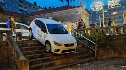 Coche en unas escaleras en Sanxenxo