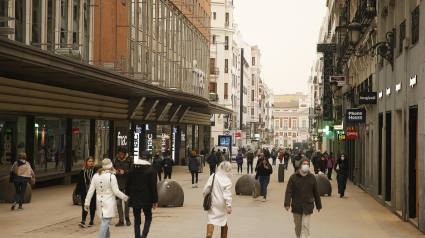 Vista de la calle Preciados de Madrid cubierta por el polvo