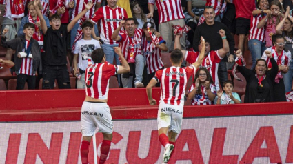 Los jugadores del Sporting celebran un gol con los aficionados