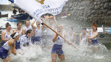 SAN SEBASTIÁN, 08/09/2024.- Las remeras de Arraun Lagunak celebran el pleno de victorias en las dos jornadas de una Bandera de La Concha femenina que ya se adjudicó en 2023, con una actuación excelente, sin concesiones hacia Orio que era su principal rival para rubricar este doblete y que terminó siendo superada en el segundo puesto por Donostiarra. EFE/Juan Herrero