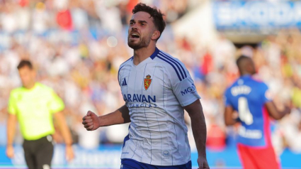 Mario Soberón celebra uno de sus dos goles contra el Elche.