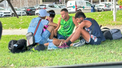 Migrantes llegados en patera en la estación marítima de Palma