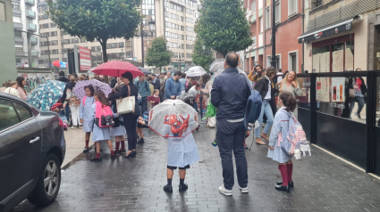 Alumnos a las puertas del Colegio San Lázaro, Oviedo