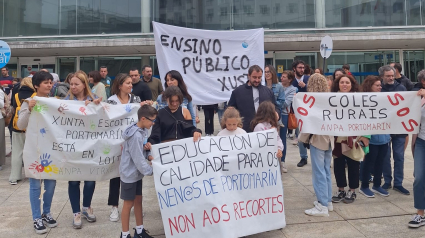 Padres de Lugo se concentraron ante la Delegación de la Xunta en Lugo por la "falta de profesorado" en algunos centros