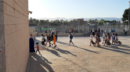 Niños entran al colegio Ana Caicedo de Lorca en el primer día del curso