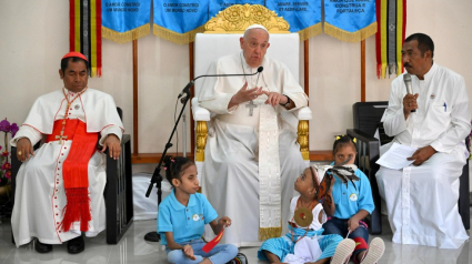 El Papa Francisco con los niños de Timor Oriental