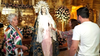 Momento en el que un ciudadano daba su pañuelo recuerdo del acto para ser ofrecido a la Virgen de la Amargura