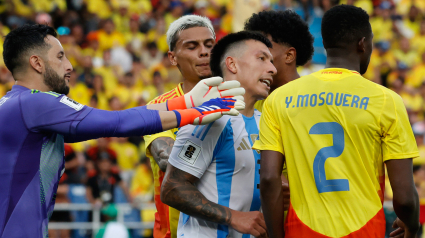 Yerson Mosquera discute con Lisandro Martínez durante el partido entre Colombia y Argentina, de clasificación para el Mundial 2026