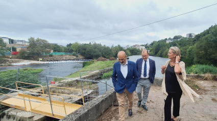 José Antonio Quiroga visitó las obras del Muiño de Olga acompañado por la alcaldesa y el rector de la USC