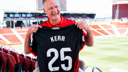 Steve Kerr posa con la camiseta del RCD Mallorca