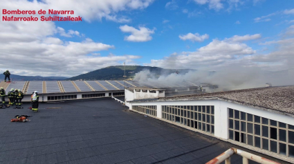 Bomberos intentan sofocar el incendio en la sede de Policía Municipal de Pamplona