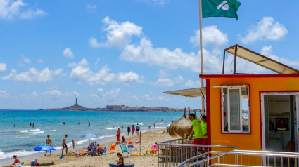 Una playa con servicio de vigilancia en La Manga