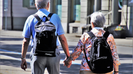 Dos personas mayores pasean por la calle