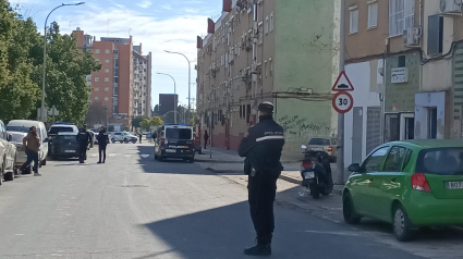 (Foto de ARCHIVO)
Agente de la Policía Nacional cercando la zona de la vivienda mientras continúan las negociaciones.

EUROPA PRESS
26/1/2023