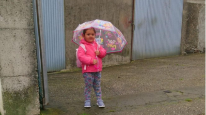 Iris Álvarez espera la llegada del transporte escolar en su pueblo