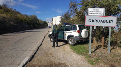 Una patrulla de la Guardia Civil en Carcabuey