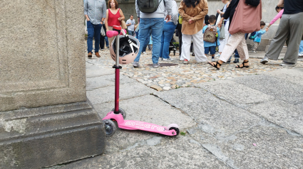 Patinete en la entrada del colegio Eusebio da Guarda vuelta al cole