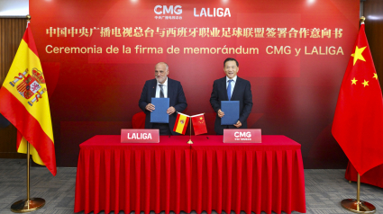 Javier Tebas y el presidente del Grupo de Medios de China (CMG), Shen Haixiong en Pekín.