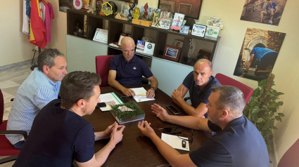 Gad Zyman y David Navarro del CF Lorca Deportiva reunidos con José Luis Lozano y Juan Miguel Bayonas, del Ayuntamiento de Lorca