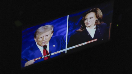 Pantalla que retransmitía el debate Trump - Kamala