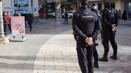 Patrulla de la Policía Nacional en el centro de Granada