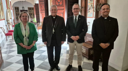 El obispo y el presidente blanco, en el centro, junto a la presidenta del Coro de Damas y el consiliario