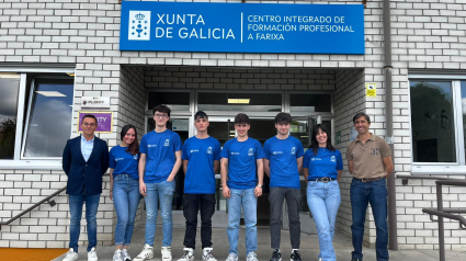 Estudiantes de otro curso académico en el CIFP A Farixa con el director, José Manuel Paredes, y un profesor del centro educativo