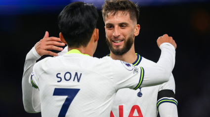 Son y Bentancur se abrazan durante un partido del Barcelona.