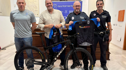 Juan Miguel Bayonas, concejal de Deportes del Ayuntamiento de Lorca junto a los Policías Locales que participarán en el Campeonato de España MTB