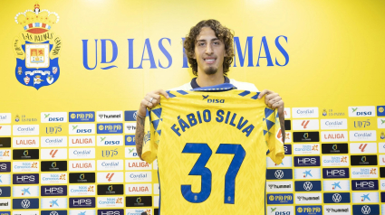 Fabio Silva posa con la camiseta de su nuevo club