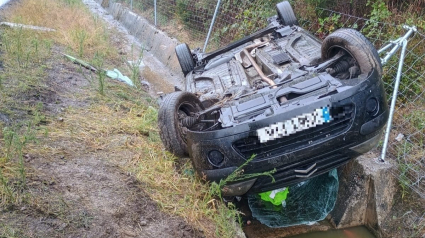 Estado en el que quedó el coche tras volcar en la Autopista del Huerna