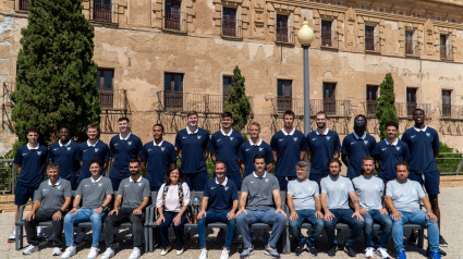 La plantilla de UCAM CB homenajeó a José Luis Mendoza