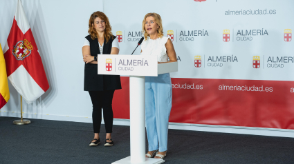 La concejala Paola Laynez y la neuropsicóloga Teresa Ramírez García presentan el programa de actividades.