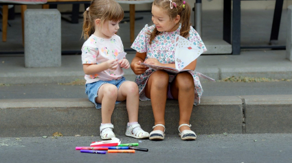 Niñas jugando en el recreo