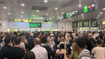 Pasajeros esperando en la estación de Sants